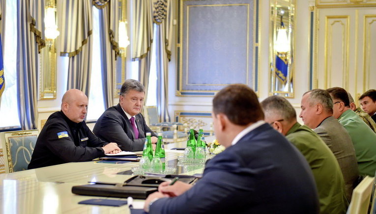 Президент Петр Порошенко и Александр Турчинов на встрече с руководителями служб безопасности Украины из-за ситуации в Крыму