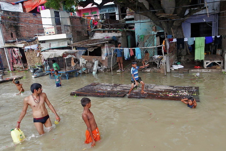 Затопленные берега реки Ганга после сильных дождей в Аллахабаде, Индия