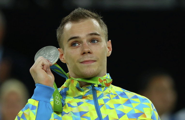 Украинский гимнаст Верняев со своей серебряной медалью на Церемонии награждения на Олимпиаде в Рио