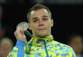 Украинский гимнаст Верняев со своей серебряной медалью на Церемонии награждения на Олимпиаде в Рио
