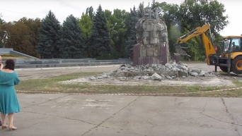 Демонтаж постамента, на котором стоял Ленин в Павлограде