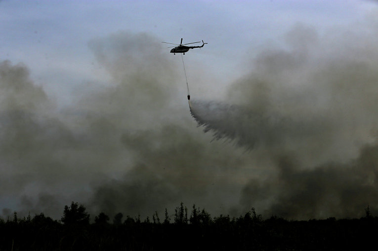 Тушение лесных пожаров в Индонезии