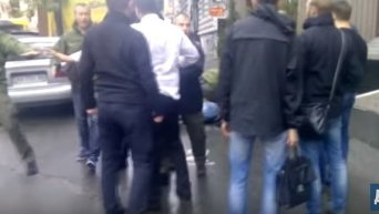 Драка сотрудников НАБУ и ГПУ в центре Киева. Видео