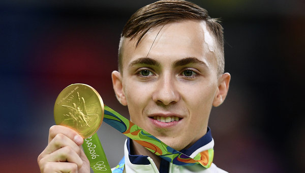 Владислав Гончаров, завоевавший золотую медаль на соревнованиях по прыжкам на батуте среди мужчин на XXXI летних Олимпийских играх, на церемонии награждения.