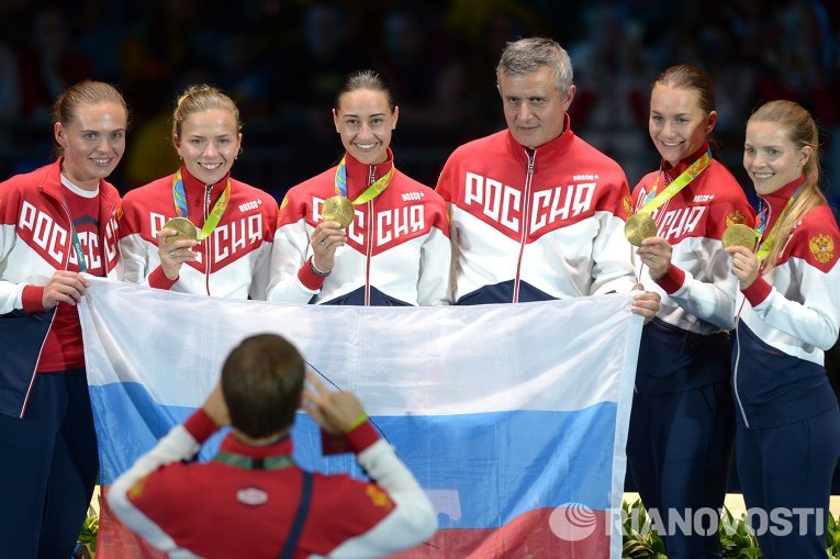 Спортсменки сборной России, завоевавшие золотые медали в командном первенстве по фехтованию на саблях среди женщин на XXXI летних Олимпийских играх