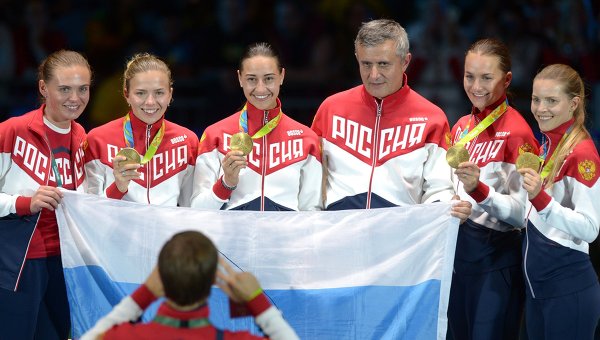 Спортсменки сборной России, завоевавшие золотые медали в командном первенстве по фехтованию на саблях среди женщин на XXXI летних Олимпийских играх