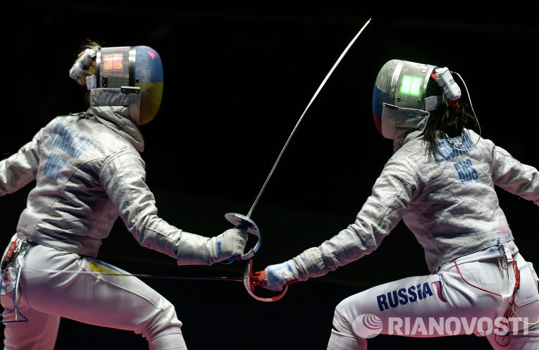 Ольга Харлан и Яна Егорян в финальном поединке командного первенства по фехтованию на саблях