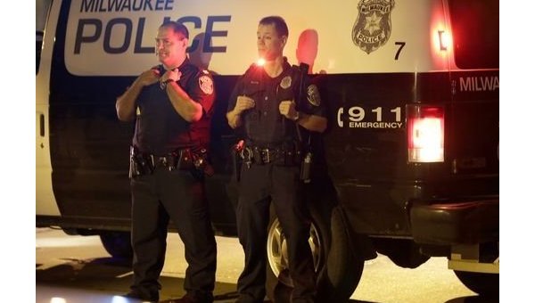 В Милуоки вспыхнули беспорядки из-за убийства мужчины полицейским
