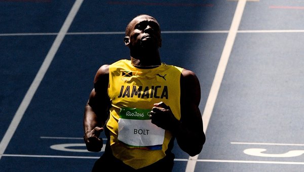 Усэйн Болт (Ямайка) после завершения предварительного забега на 100 м