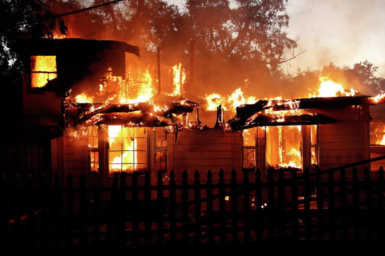 В воскресенье после обеда пламя охватило ряд зданий в Нижнем Озере в Калифорнии, где проживает около 1 200 человек. Около 4 тысяч человек покинули свои дома вследствие лесного пожара.