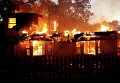 В воскресенье после обеда пламя охватило ряд зданий в Нижнем Озере в Калифорнии, где проживает около 1 200 человек. Около 4 тысяч человек покинули свои дома вследствие лесного пожара.