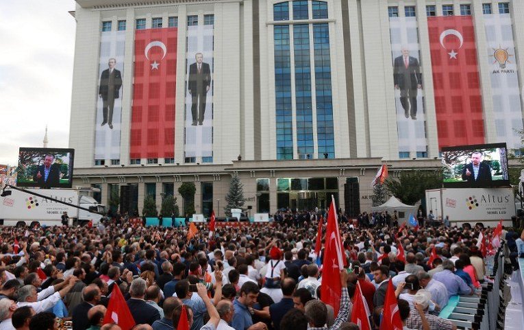 Президент Турции Реджеп Тайип Эрдоган во время видеовстречи с народом