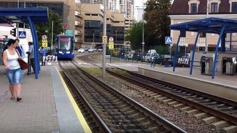 Киевлян поразил новый трамвай с WiFi, кондиционером и розетками. Видео