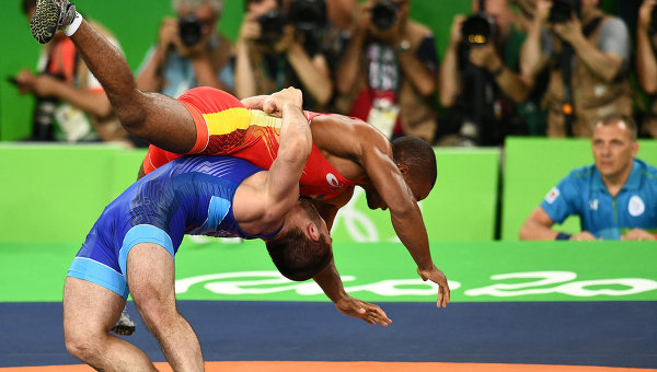 Давит Чакветадзе (Россия) и Жан Беленюк (Украина) в финале соревнований по греко-римской борьбе в весовой категории до 85 кг на XXXI летних Олимпийских играх.