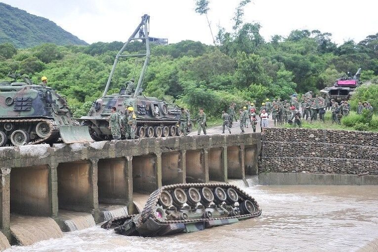На юге Тайваня танк CM11 упал в реку