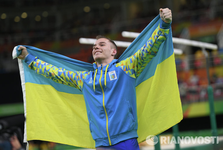 Олег Верняев (Украина), завоевавший золотую медаль в упражнениях на брусьях на соревнованиях по спортивной гимнастике среди мужчин