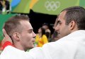 Олег Верняев и Дэнелл Лейва после выполнения упражнений на брусьях на соревнованиях по спортивной гимнастике