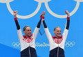 Наталья Ищенко и Светлана Ромашина, завоевавшие золотые медали на соревнованиях по синхронному плаванию среди дуэтов