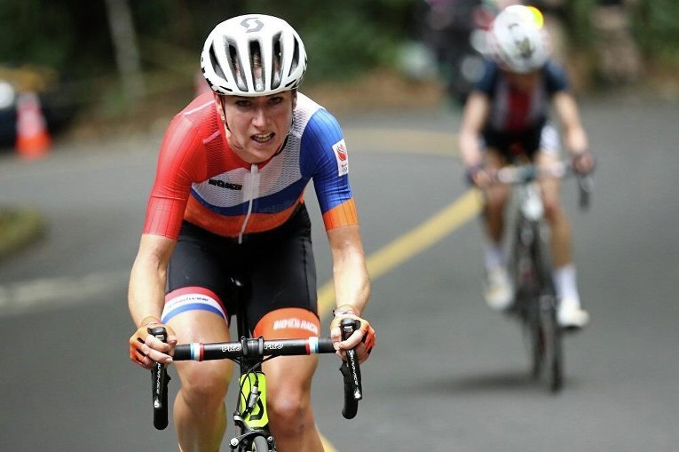 Голландская велогонщица Аннемик ван Влетен получила травму во время групповой шоссейной гонки