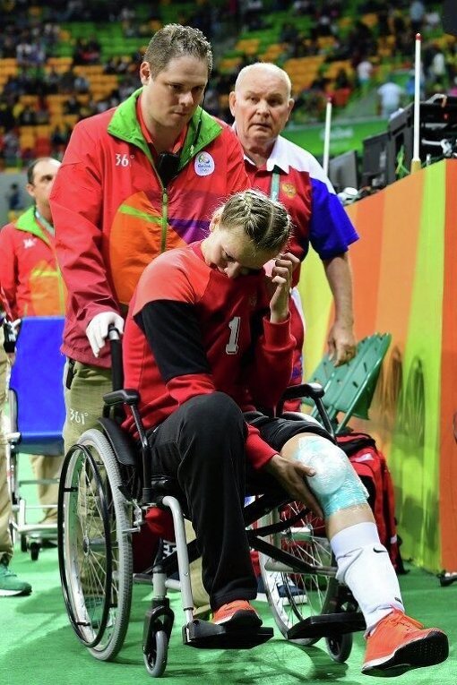 Голкипер женской сборной России по гандболу Анна Седойкина травмировала колено во время игры со Швецией. Медобследование выявило серьезное повреждение крестообразных связок.