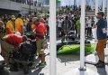 Военнослужащие и волонтеры стоят в оцеплении у места падения подвесной телекамеры упавшей на людей в Олимпийском парке в Рио-де-Жанейро