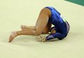Британская гимнастка Элли Дауни после очередного сальто в вольных упражнениях приземлилась на голову и повредила шею