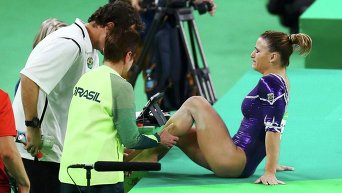 Бразильская гимнастка Джейд Барбоза подвернула ногу в вольных упражнениях и покинула зал в инвалидной коляске