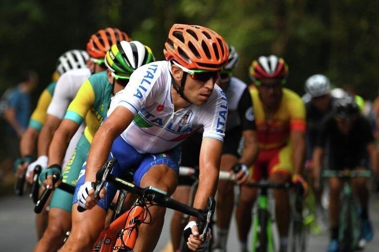 Итальянский велосипедист Винченцо Нибали упал во время шоссейной гонки и сломал обе ключицы.