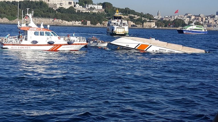 Движение через пролив Босфор остановлено из-за столкновения судов