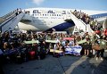Только прибывшие из Северной Америки еврейские иммигранты позируют в аэропорту Бен-Гурион