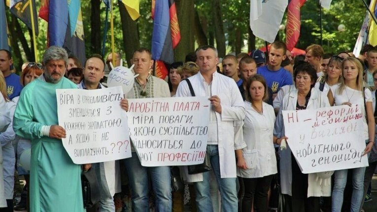 Представители гражданского корпуса Азов совместно с медицинскими работниками и независимыми профсоюзами Украины провели акцию протеста у здания Министерства здравоохранения Украины.