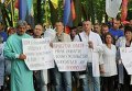 Представители гражданского корпуса Азов совместно с медицинскими работниками и независимыми профсоюзами Украины провели акцию протеста у здания Министерства здравоохранения Украины.
