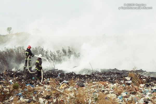 Пожар на стихийной свалке под Тернополем
