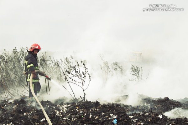 Пожар на стихийной свалке под Тернополем