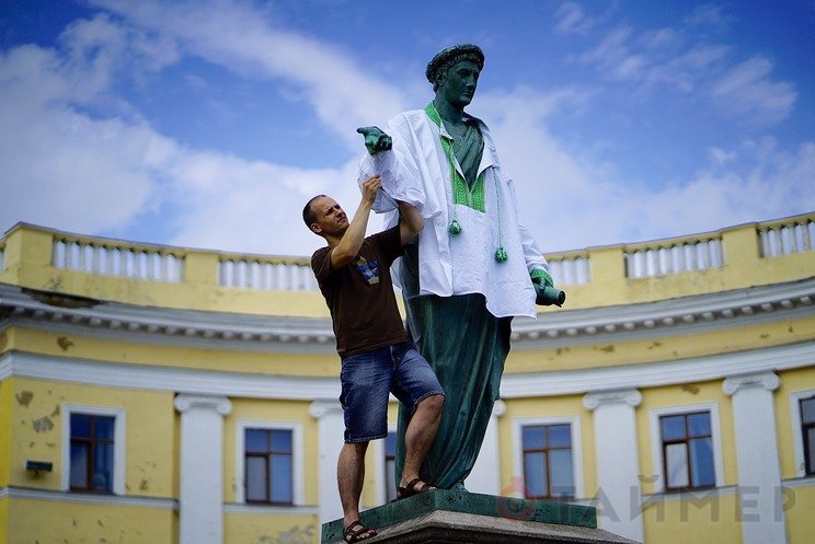 В Одессе памятник Дюку одели в вышиванку