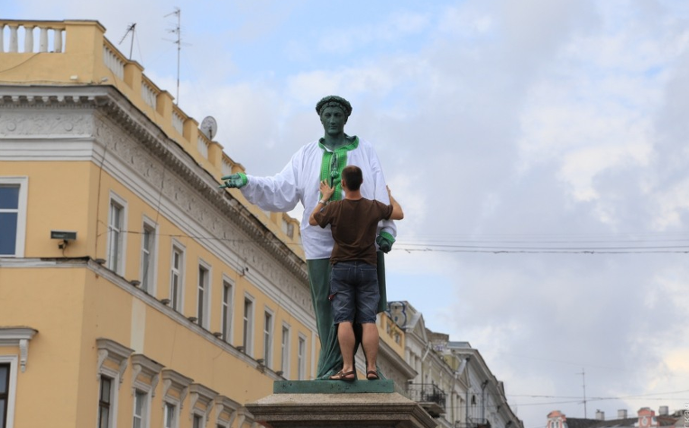 В Одессе памятник Дюку одели в вышиванку