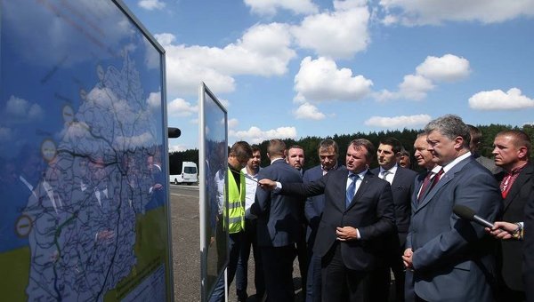 Петр Порошенко во время церемонии закладки капсулы на месте строительства завода компании Nexans по изготовлению бортовых электросетей