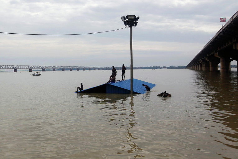 Затопленные берега реки Ганг в Аллахабад, Индия