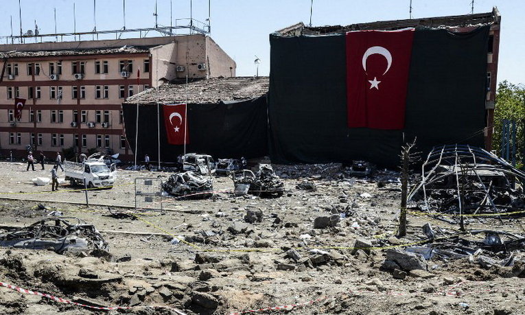 Ситуация после взрыва у полицейского участка в восточном турецком городе Элязыг