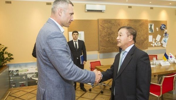 Мэр Киева Виталий Кличко и посол Республики Корея Ли Янг Гу
