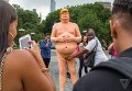 В городах США появились статуи, изображающие обнаженного Трампа