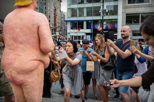 В городах США появились статуи, изображающие обнаженного Трампа