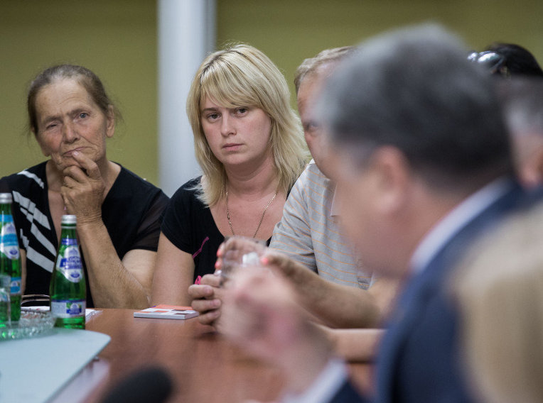 Встреча Порошенко с матерями и супругами пленных украинцев