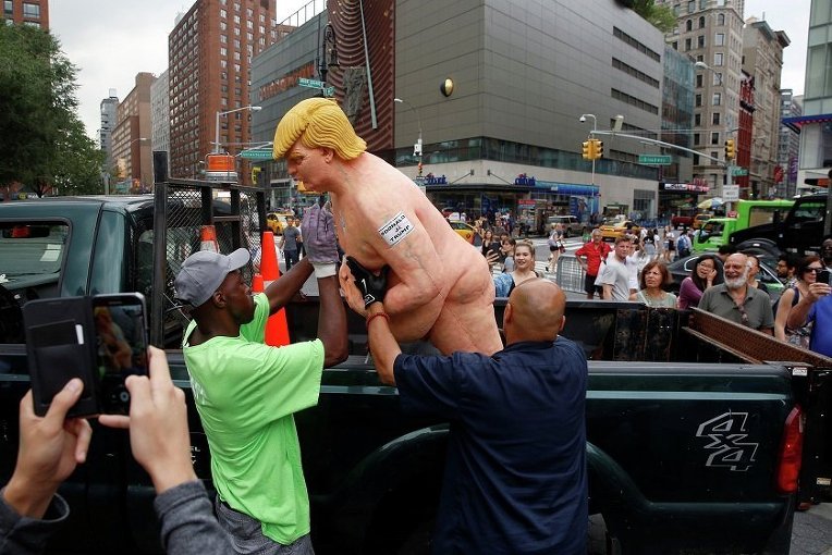 Статуя обнаженного Дональда Трампа в Нью-Йорке