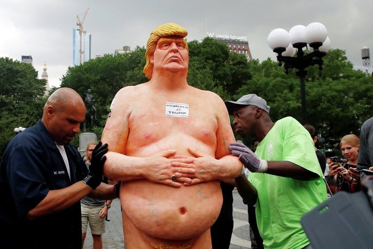 Статуя обнаженного Дональда Трампа в Нью-Йорке
