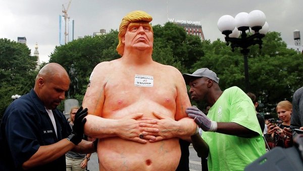 Статуя обнаженного Дональда Трампа в Нью-Йорке. Архивное фото