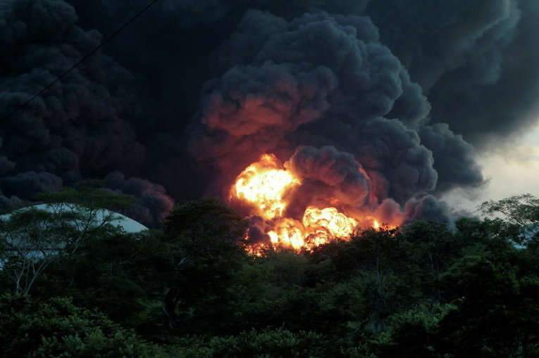 Взрыв в резервуаре для хранения топлива, принадлежащем Puma Energy Company, в Пуэрто-Сандино, Леон, Никарагуа
