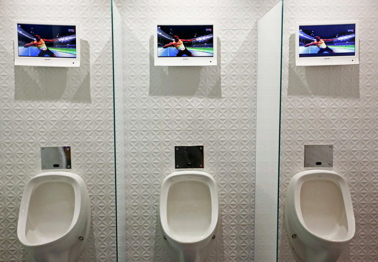 Телевизионные экраны над писсуарами в ресторане в Рио-де-Жанейро, чтобы гости не пропустили ни минуты Олимпиады-2016