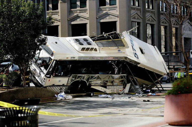 Авария двух автобусов в Ньюарке, штат Нью-Джерси, США