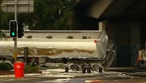 В Сиднее рядом с аэропортом перевернулся грузовик с горючим